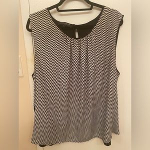 Jones New York Collection Woman sleeveless 100% polyester shirt. Size 24W.